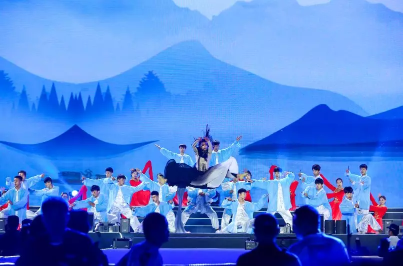 百架无人机 点亮周口夜空