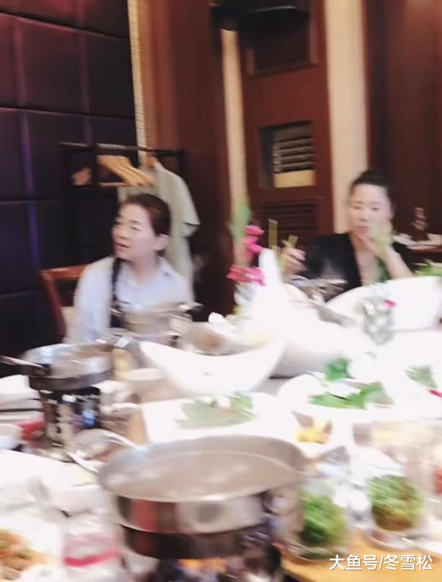 著名男星在一桌女性面前光膀子遭热议，被批毫无形象