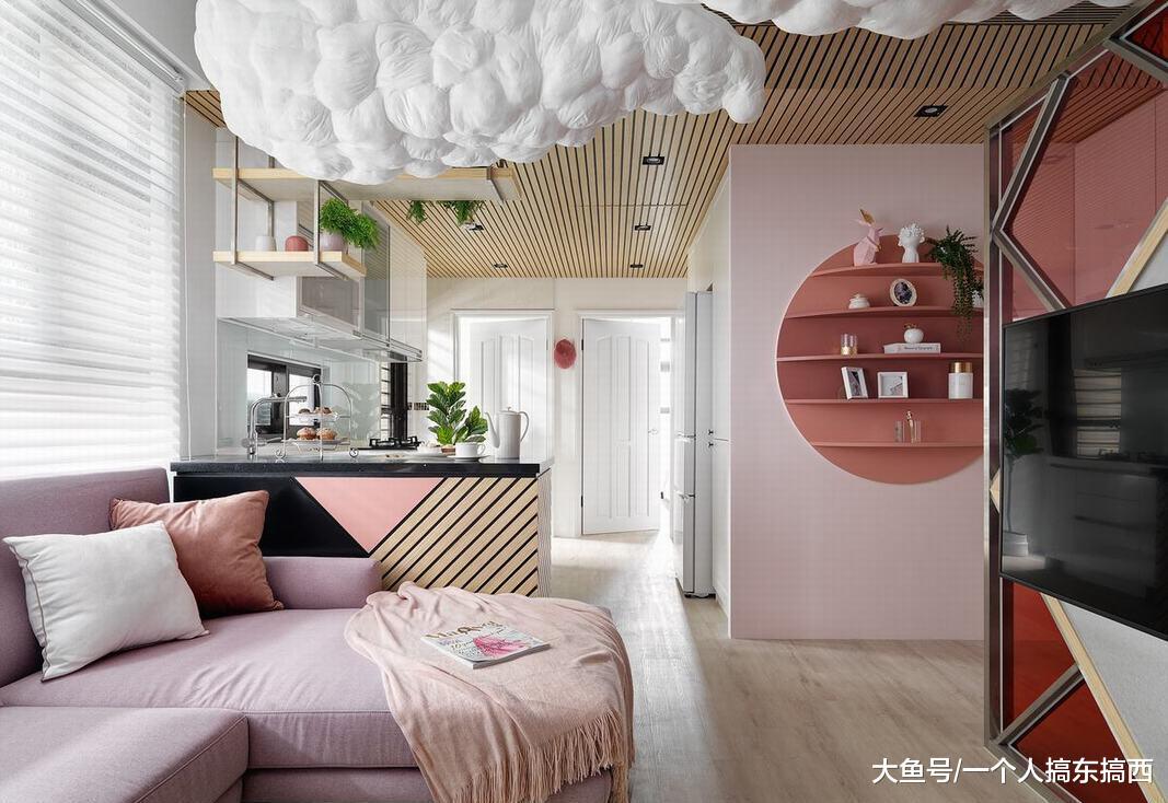 頭次見客廳吊燈這樣裝，真是長見識了