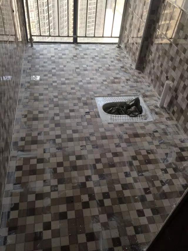 8万简单装修新房，电视墙省钱贴壁纸，没想到亲戚都夸接地气！