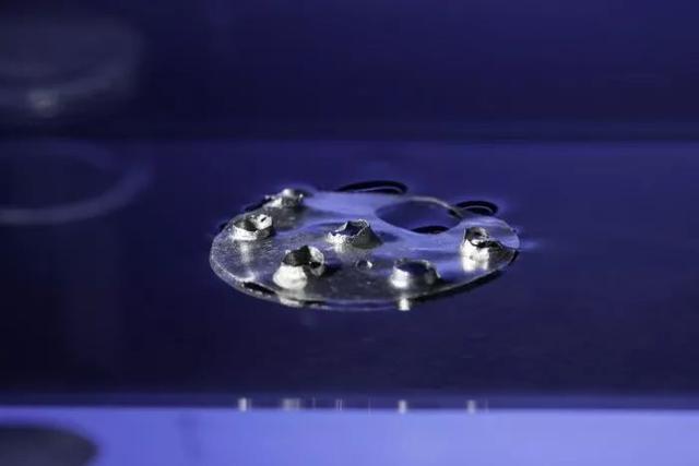 “不会沉的金属”能在水中保持漂浮状态