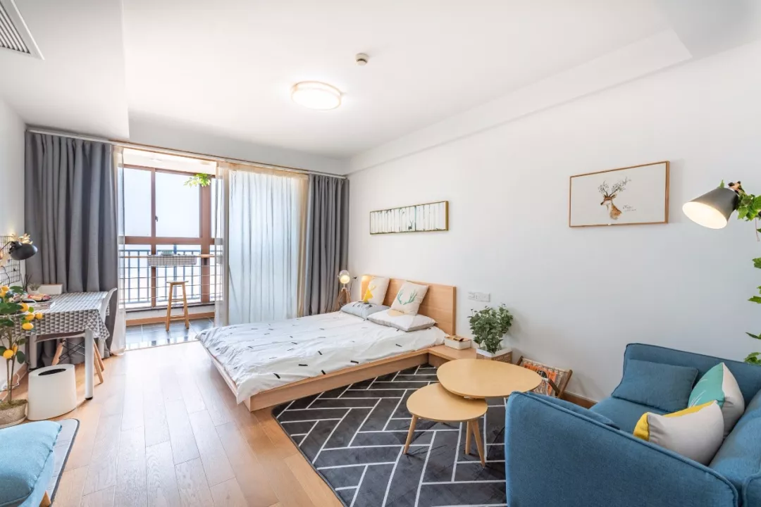 给卧室装上一盏吸顶灯，这种简洁感有谁会不喜欢呢？