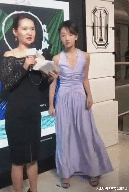 周冬雨出席商演，身上礼服却成全场焦点，粉丝：确定没穿错？