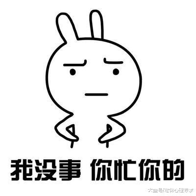 猫咪跳到跑步机上，女子看了眼墙上默默拿出手机：好戏开始