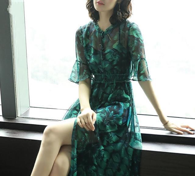 酒红色已经过时了，最时髦的6款墨绿色真丝连衣裙，高贵又减龄