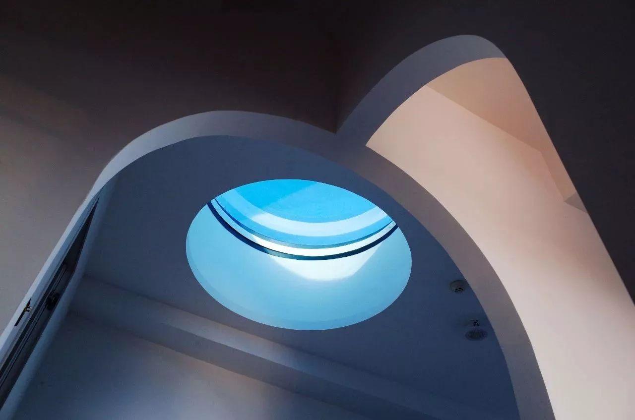 她改造了一个旧车间, 6个老友住在一起, 过起了“无界生活”