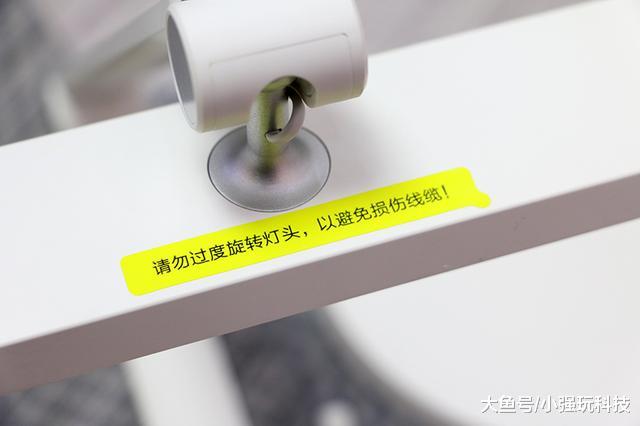 双光线感应搭配多角度可调设计，Yeelight光感智能台灯体验