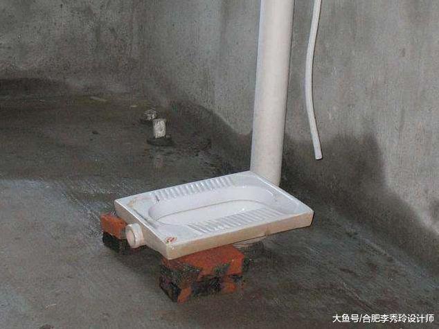 卫生间装蹲便器，高出地面好还是与地面齐平好？我家装这种才好用