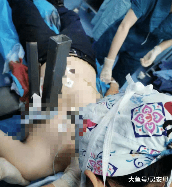 汽车撞上护栏，驾驶员身体被刺穿