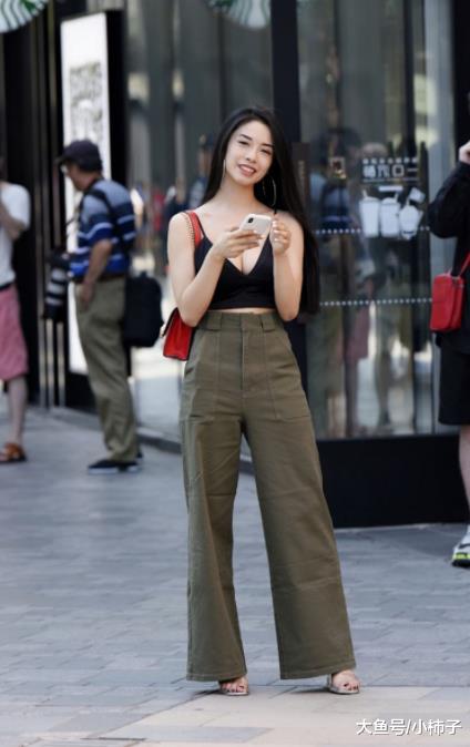 紧身吊带飘逸美女