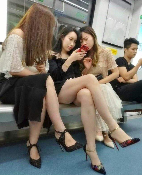 女子乘地铁“手痒”做出这举动，引乘客不满纷纷指责：长得好看有什么用！