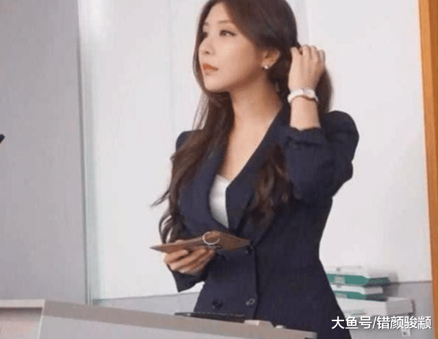 “最美女老師”走紅，穿白色短裙上課，網友：都沒精力學習了