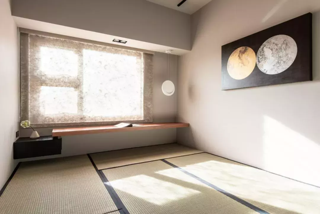 用黑色暈染出金色質感的藝術宅