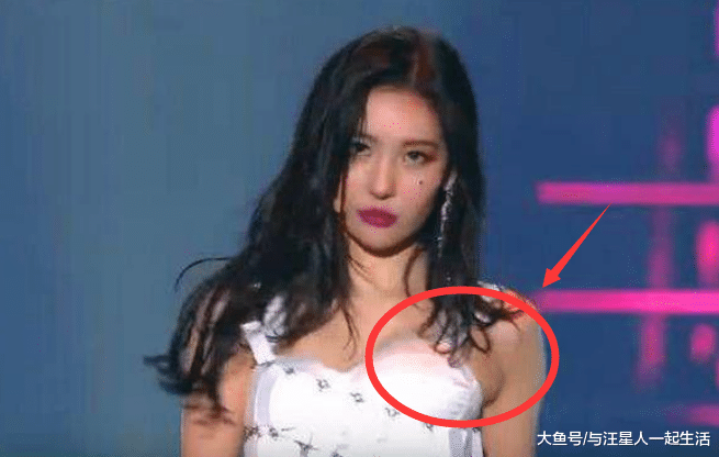 胸衣甩开捏住继续表演，肩带断裂露内衣也若无其事，还有韩国女星做不到的吗？