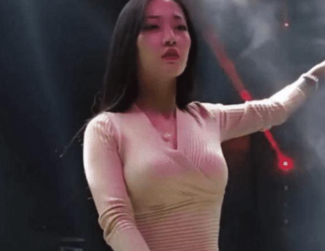 “最保守DJ”小姐姐厉害了，胸以下22圈“面条”，网友：保守的性感最致命！