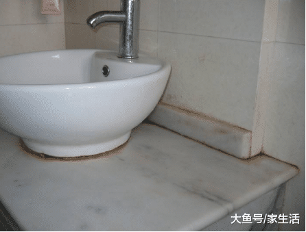 裝修衛生間別用玻璃膠了，如今都盛行裝這種，幾十年都不發黑