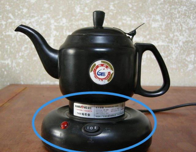 你家还在用电热水壶烧水喝吗？听电器师傅说实话，以后别再瞎用了