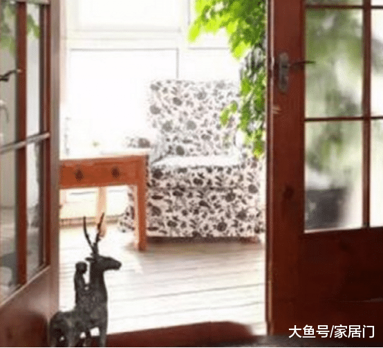 杨雪现实的家曝光，客厅沙发摆满儿女的玩偶，装修很是奢华