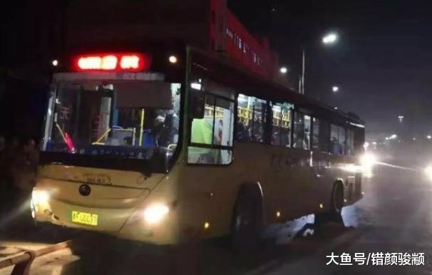 司机与女子冲突致公交车失控，原因竟只是一元钱？