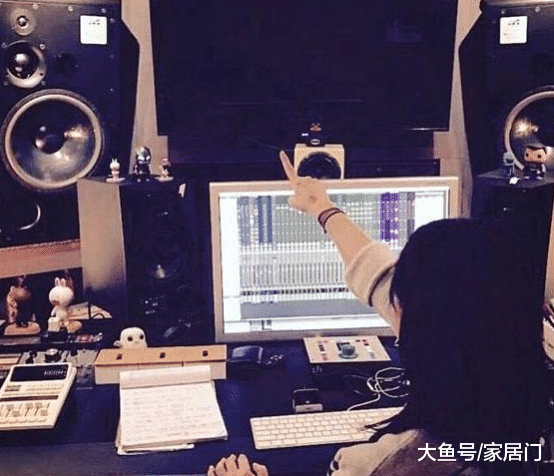 带你看看林忆莲住的豪宅，女星家都会养小狗，厨房设计很时尚