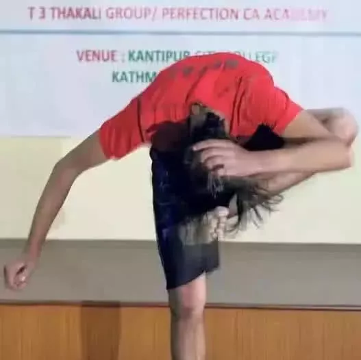 吉尼斯记录：高跟鞋走钢丝不算啥，看到最后：想不开