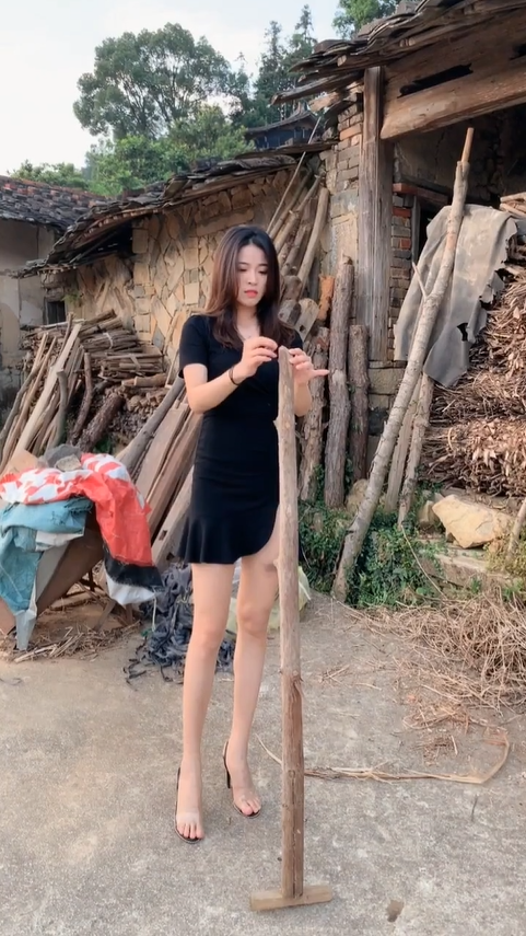农村的时尚美女，连衣裙搭高跟鞋真潮