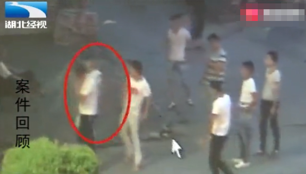 男子赴约却遭众人围殴 既不还手也不逃跑 全程一直在拨打电话