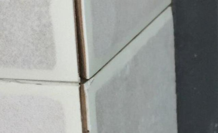 又是瓷砖导致出的问题，当听到师傅的话后，我真想让他走人