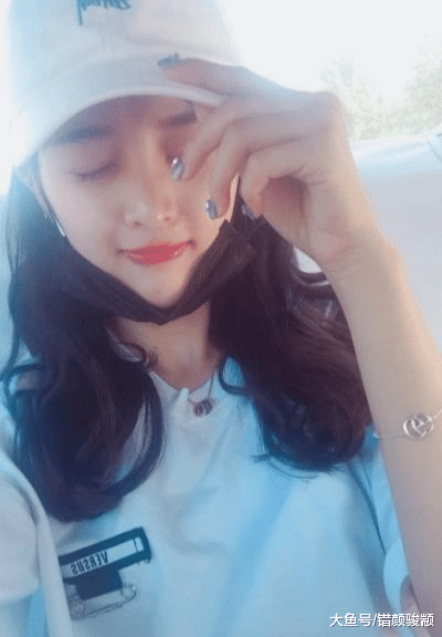 吳宣儀穿超短褲拍照，自己曬出卻給關鍵部位打碼，網友：多此一舉