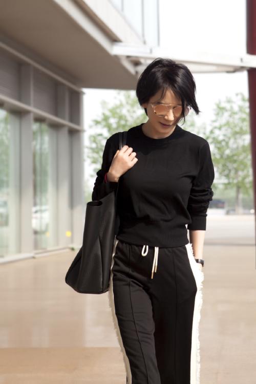 瞧，开春新出的运动服，洋气减龄超迷人，穿上年轻更有活力