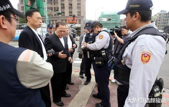 史上最強逃犯，躲過300特警和3000子彈，軍方說4個字，他隨即被捕