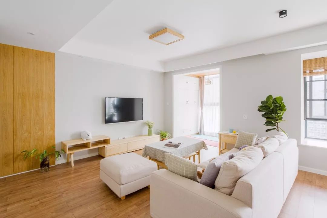 简单刷漆的电视墙，搭配精致软装，算不上高档，却也很大方！