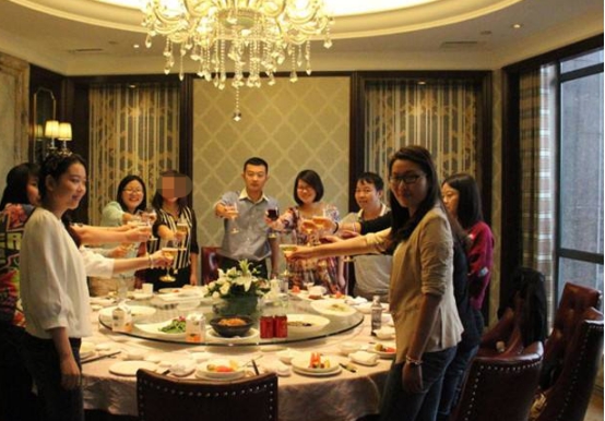 公司聚餐允许带家属，一女员工带儿子，隔天人事：你被开除了