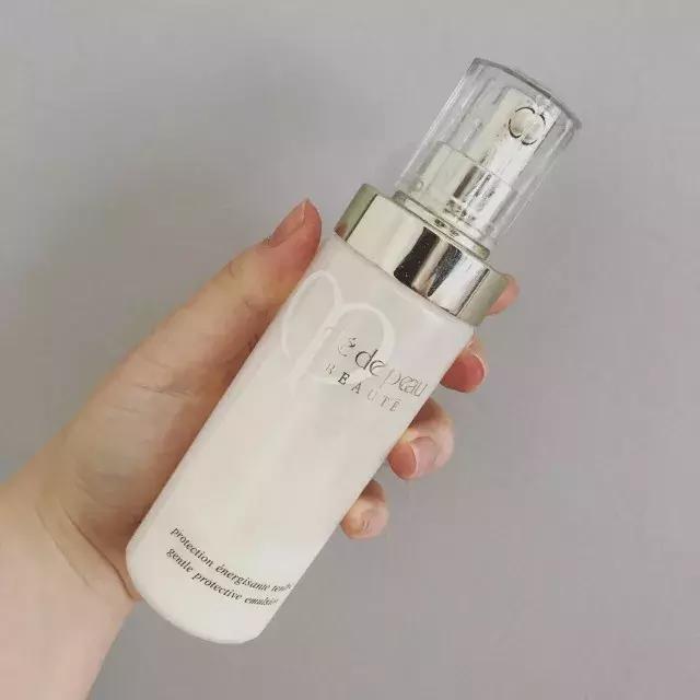 乳液 离职柜姐透露：摒弃网红“废物”化妆品，别再花冤枉钱了
