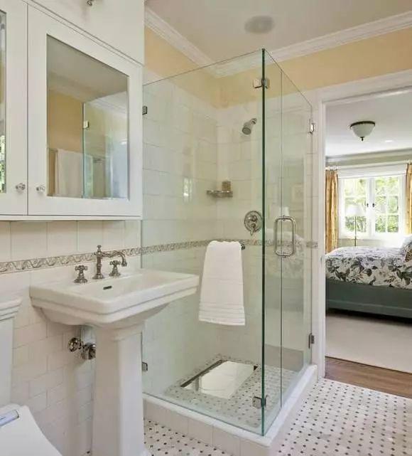 头一次见淋浴房里装蹲坑，我骂老公脑子进水，入住后才发现我错了