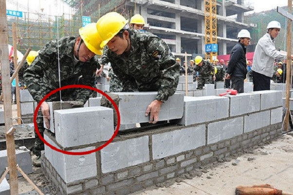 再见了，吊线锤！泥瓦工纷纷换上这“新式工具”，高效精准忒省劲