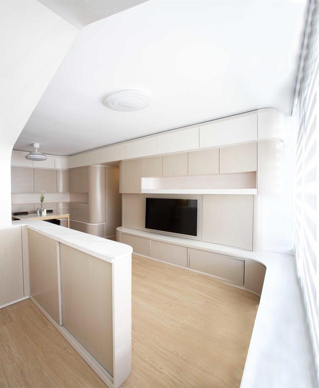 被柜子包围的60平，全屋不见一堵墙，一家3口住进去客厅还空荡荡