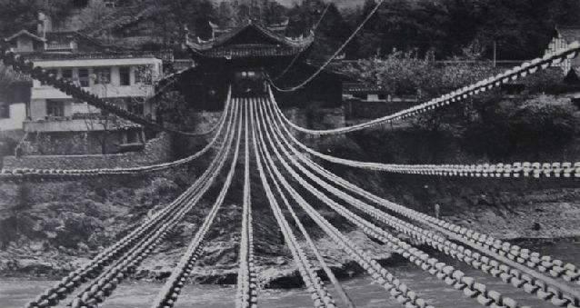 飞夺泸定桥时，敌军为何不炸掉桥链，只拆掉桥上的木板？