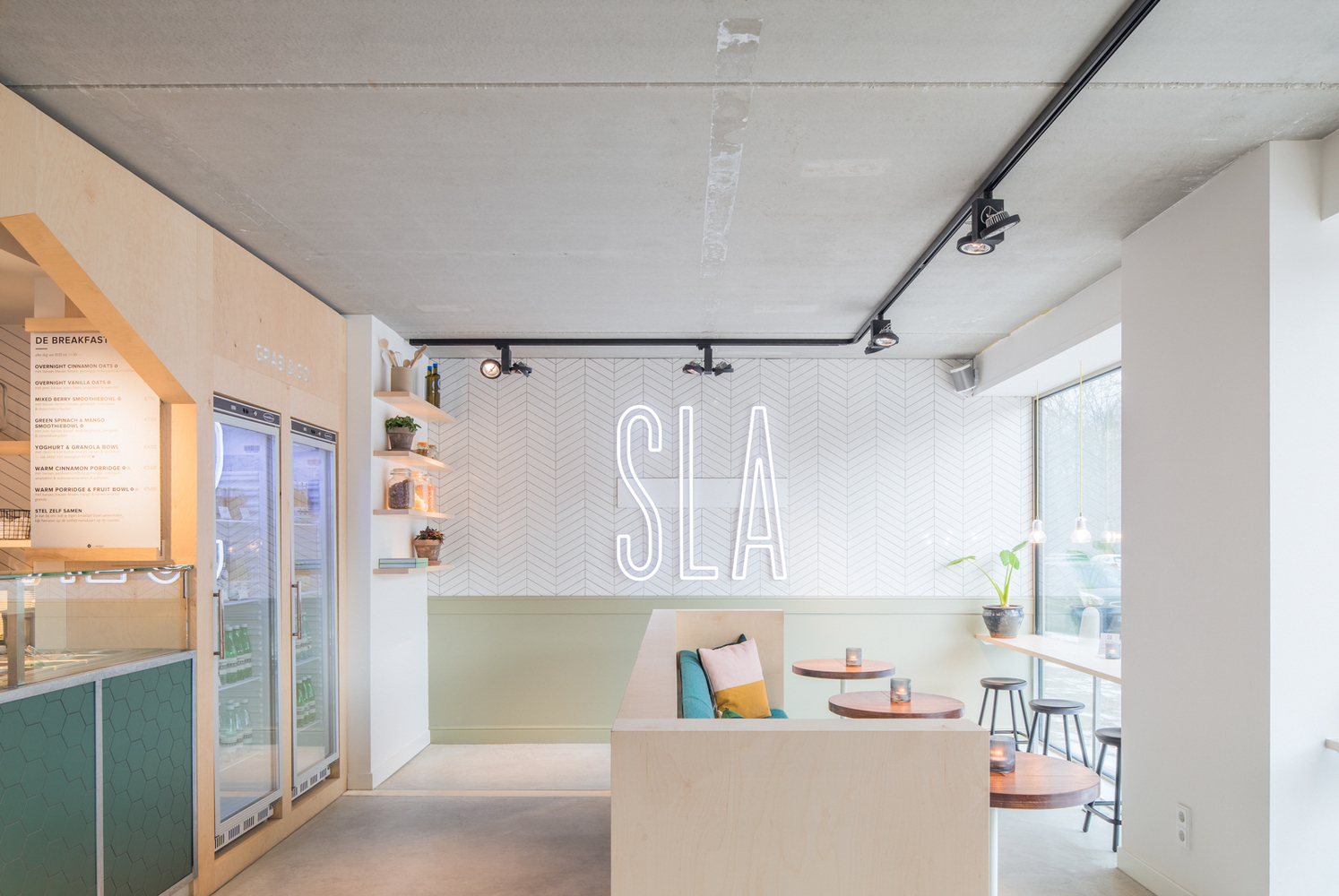 多元化的沙拉轻食餐厅，灵活的设计给忙碌的人一个轻松地享受空间！