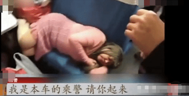 女乘客火車上霸座，氣焰囂張不斷挑釁乘警：你還能槍斃我咋滴！