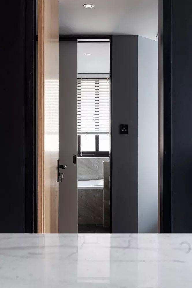 124㎡現代低奢，黑色書架做電視墻，裝出莊重與高檔