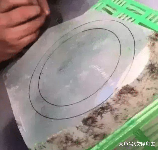 ＂心血来潮买下一块翡翠原石，开出无色的玻璃种翡翠，这辈子不愁了＂