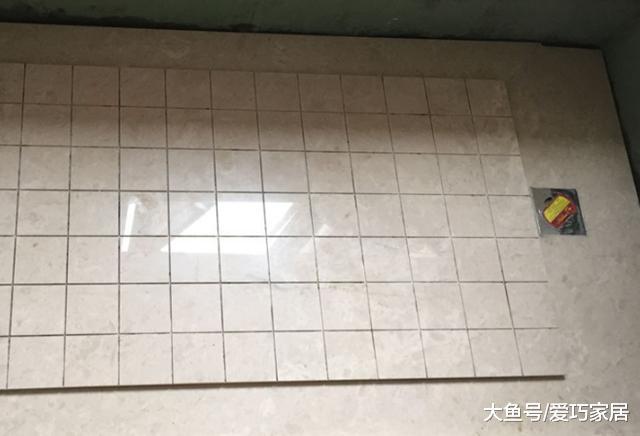 头一次见淋浴房装这种地面，太聪明了，既美观又防水