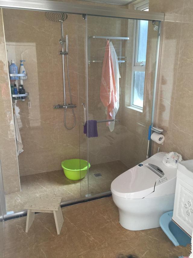 136平的房子花了18万装修, 高楼层全屋贴砖特别有档次, 阳台最美