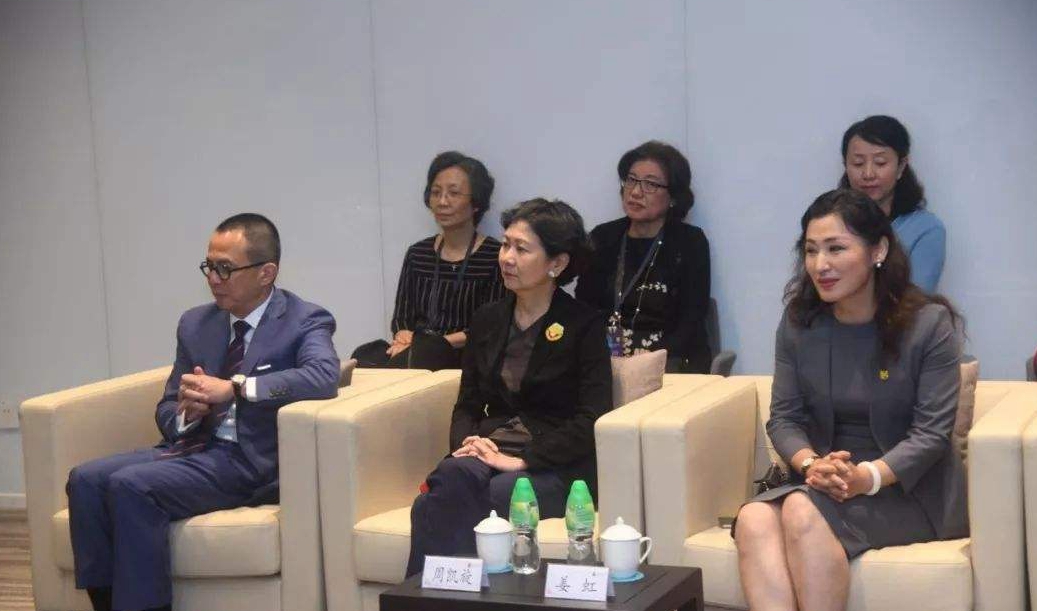 她只是平凡的售楼小姐，却被李嘉诚视为红颜知己，还送她500亿