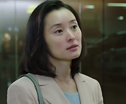 前男友和她刚分手就立马结婚了，如今深受情伤，47岁一直未婚