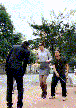 开心一刻：和男友出去旅游，临走前我妈塞给我一包东西，还说…