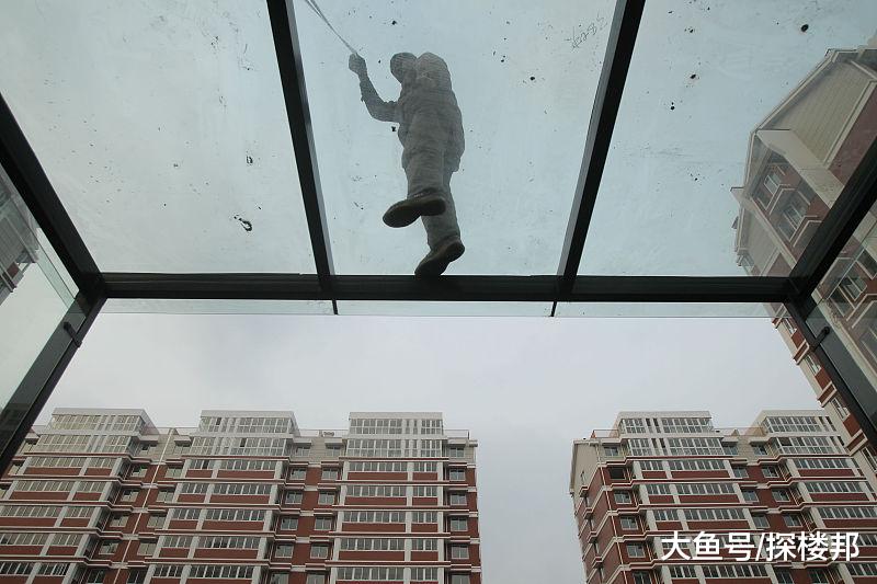 央媒发文，住房供大于求，一年900万套空置房，降价是不二选择