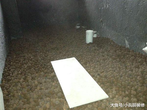 装修工用建筑垃圾回填下沉式卫生间，你们说可行得通？纠结！