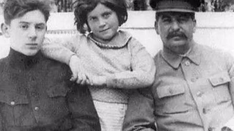 斯大林万人之上为何他的子女却下场悲惨？原来是高处不胜寒 !